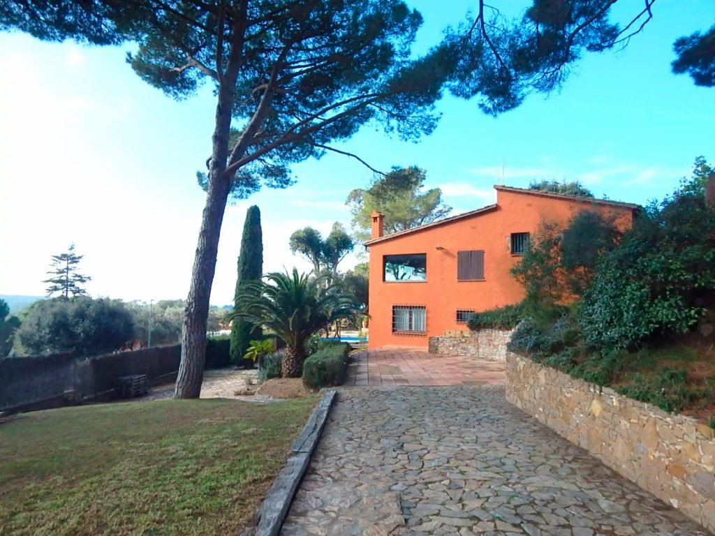 Casa situada a a uns 4 km del centre de Begur, proveïda amb piscina privada, jardí, terrassa i porxo cobert