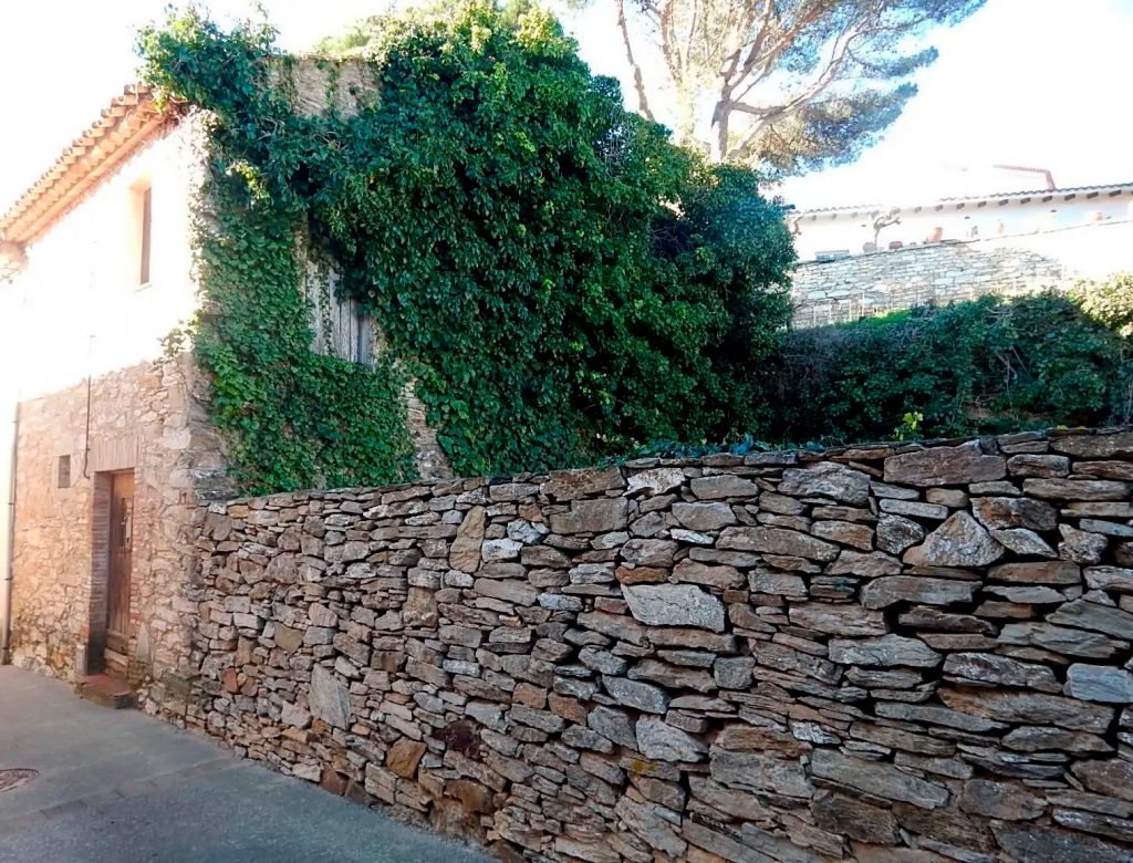 Begur, Casa de poble amb jardí per rehabilitar i restaurar