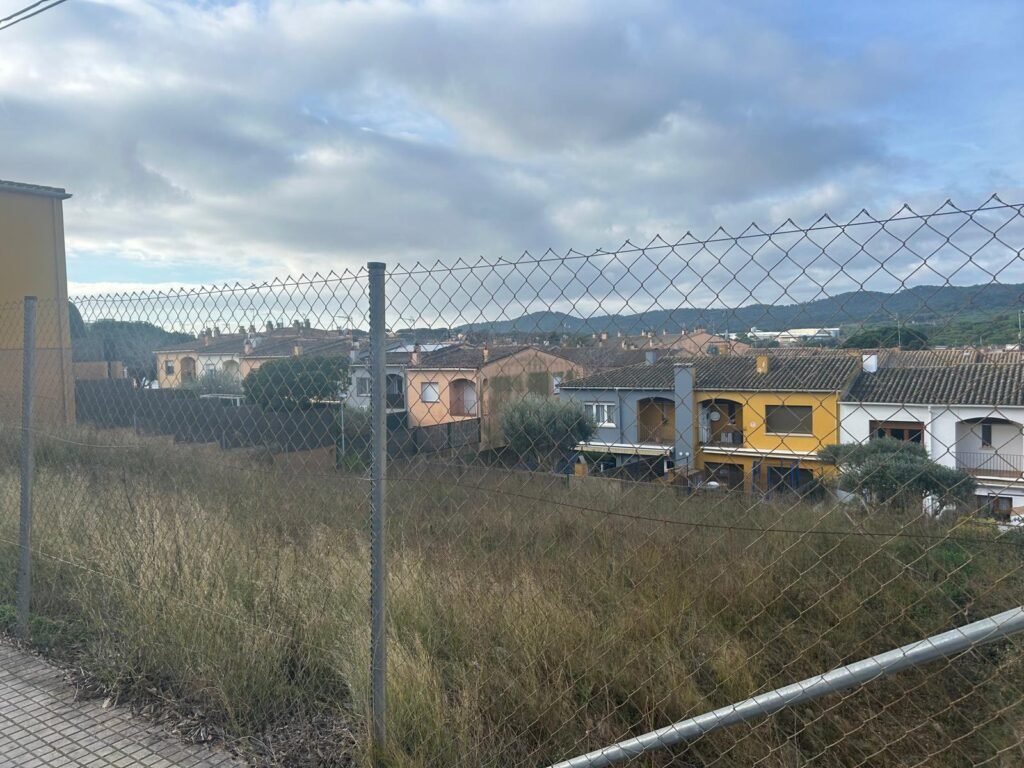 Parcela de 520 m² a Palafrugell amb gran potencial urbanístic, ideal per a la construcció de quatre cases aparellades de 190 m² distribuïdes en soterrani, planta baixa i primera planta.