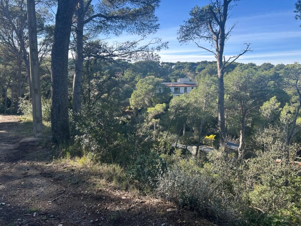 Parcel·la de 400 m² situada a la urbanització Mas Prats, a Begur, ideal per a la construcció d’un habitatge en un entorn tranquil i residencial.