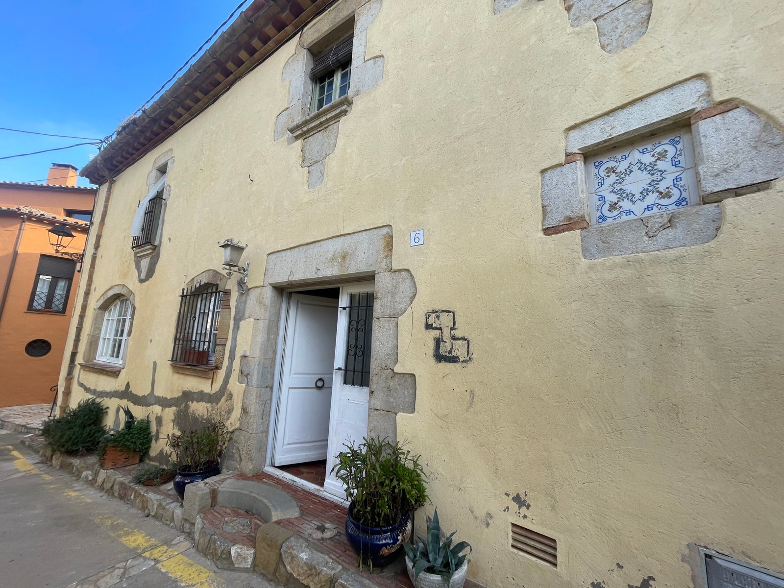 Casa de poble en venda per rehabilitar, situada al centre de Begur, amb 240 m²