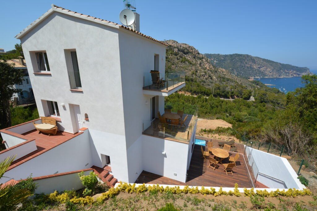 Xalet amb dues vivendes independents situat al Sector Sud d’Aiguablava, a Begur, amb vistes espectaculars al mar, piscina privada i a només 1 km de la platja d’Aiguablava. Ideal com a habitatge familiar o inversió en lloguer vacacional.